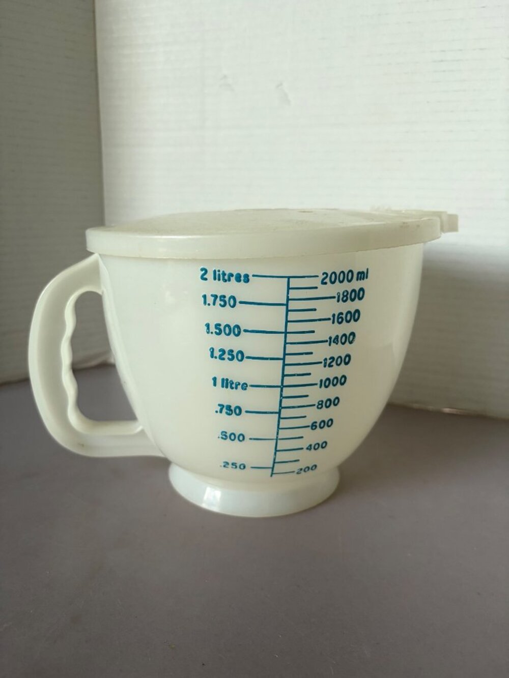 Tupperware Measuring Pitcher With Lid 2L Cups/Ounces/Pints Metric & Imperial Whi